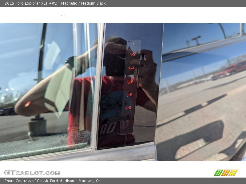 Magnetic / Medium Black 2019 Ford Explorer XLT 4WD