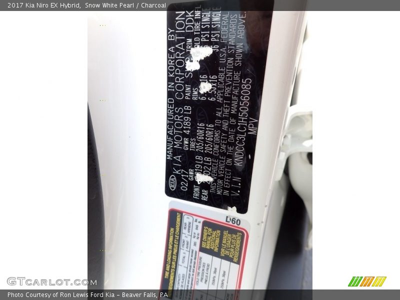 Snow White Pearl / Charcoal 2017 Kia Niro EX Hybrid