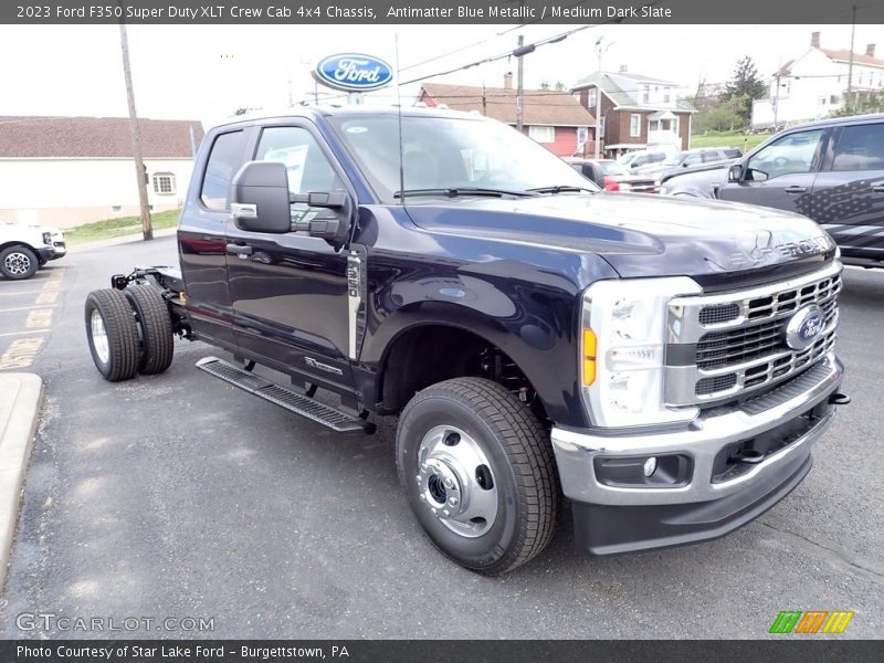 Front 3/4 View of 2023 F350 Super Duty XLT Crew Cab 4x4 Chassis