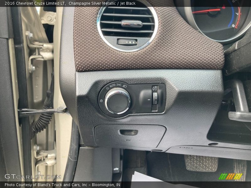 Champagne Silver Metallic / Jet Black 2016 Chevrolet Cruze Limited LT