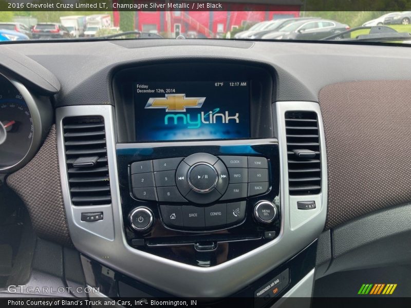 Champagne Silver Metallic / Jet Black 2016 Chevrolet Cruze Limited LT