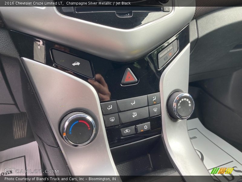 Champagne Silver Metallic / Jet Black 2016 Chevrolet Cruze Limited LT