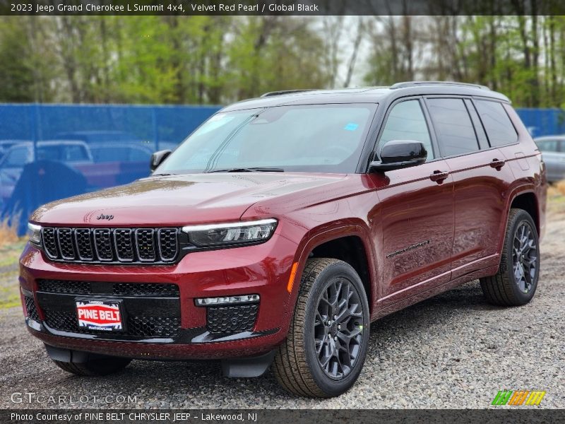 Front 3/4 View of 2023 Grand Cherokee L Summit 4x4