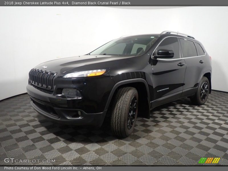 Front 3/4 View of 2018 Cherokee Latitude Plus 4x4