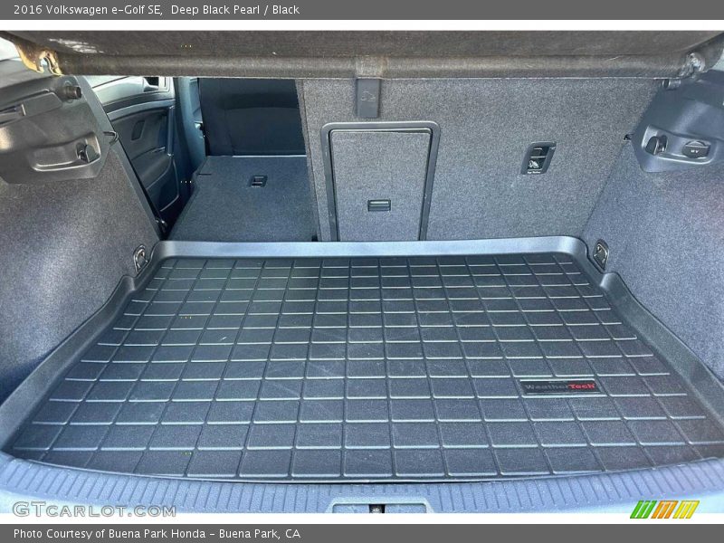 Deep Black Pearl / Black 2016 Volkswagen e-Golf SE