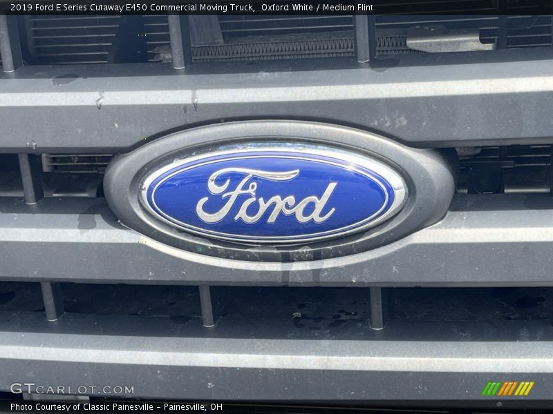 Oxford White / Medium Flint 2019 Ford E Series Cutaway E450 Commercial Moving Truck