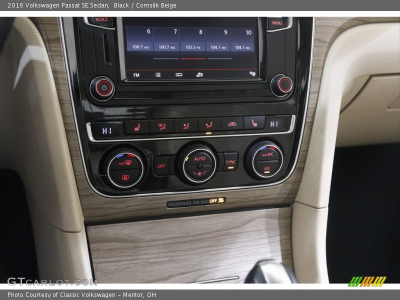 Controls of 2016 Passat SE Sedan