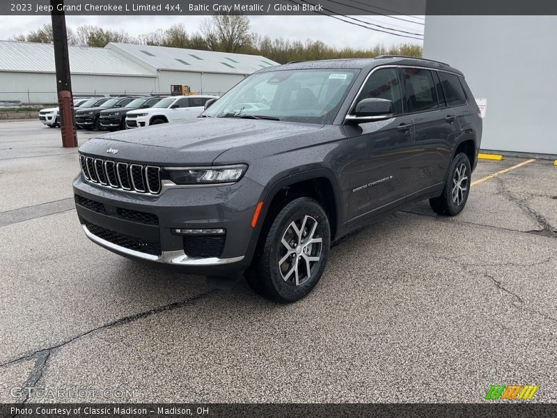 Front 3/4 View of 2023 Grand Cherokee L Limited 4x4