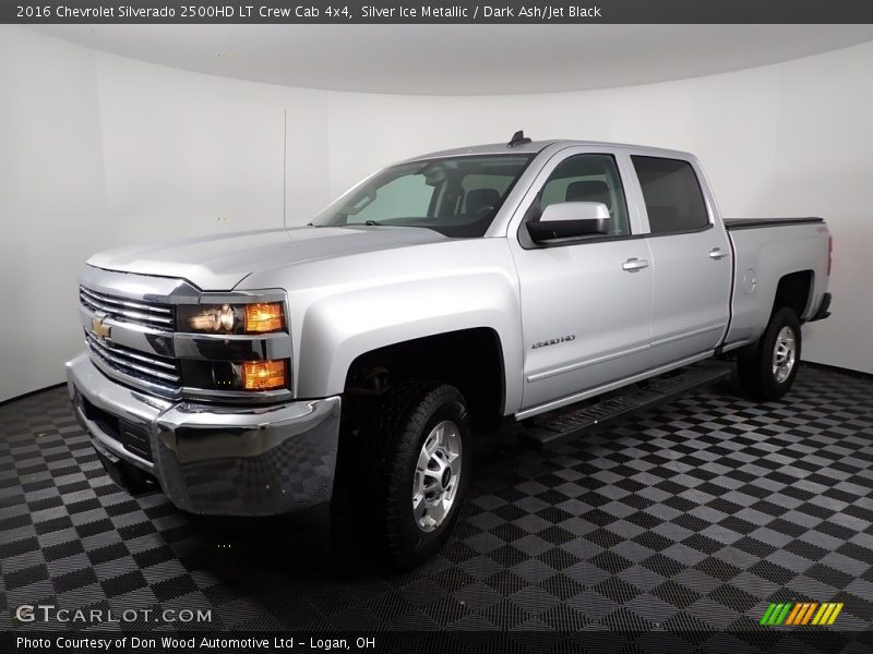 Front 3/4 View of 2016 Silverado 2500HD LT Crew Cab 4x4