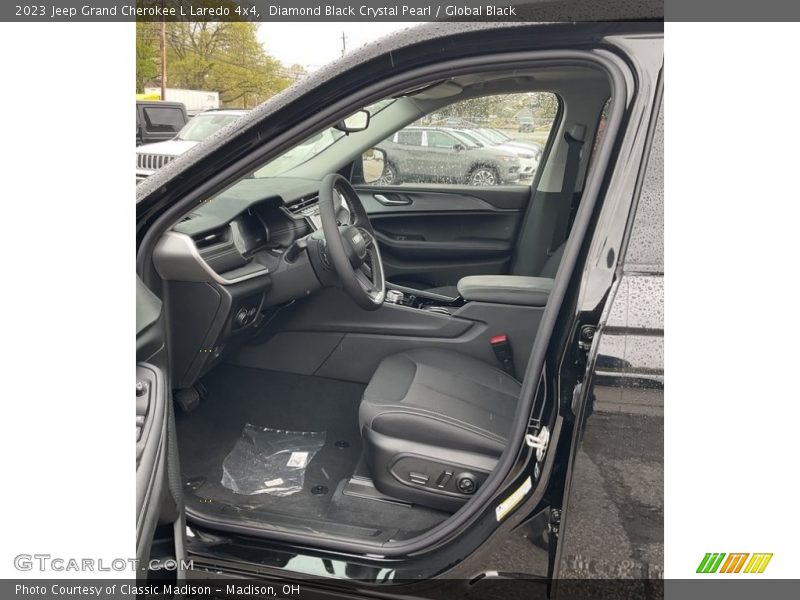 Diamond Black Crystal Pearl / Global Black 2023 Jeep Grand Cherokee L Laredo 4x4