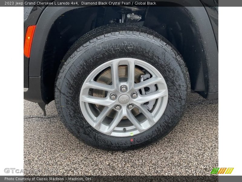 Diamond Black Crystal Pearl / Global Black 2023 Jeep Grand Cherokee L Laredo 4x4