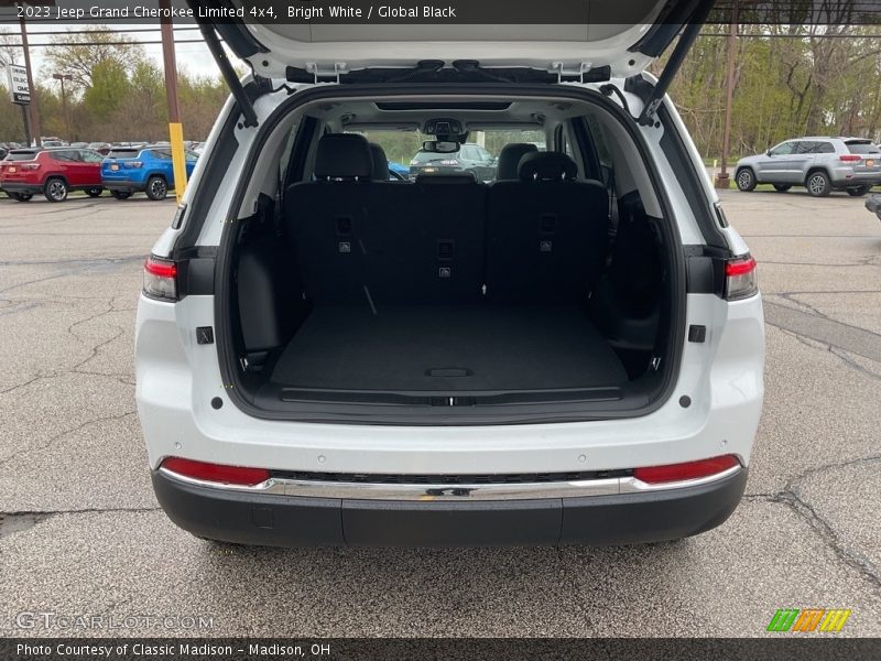 Bright White / Global Black 2023 Jeep Grand Cherokee Limited 4x4