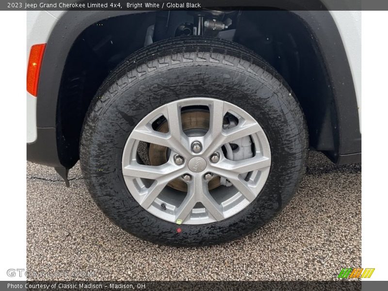 Bright White / Global Black 2023 Jeep Grand Cherokee Limited 4x4