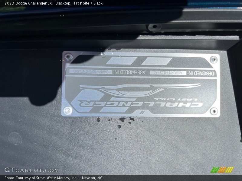 Frostbite / Black 2023 Dodge Challenger SXT Blacktop