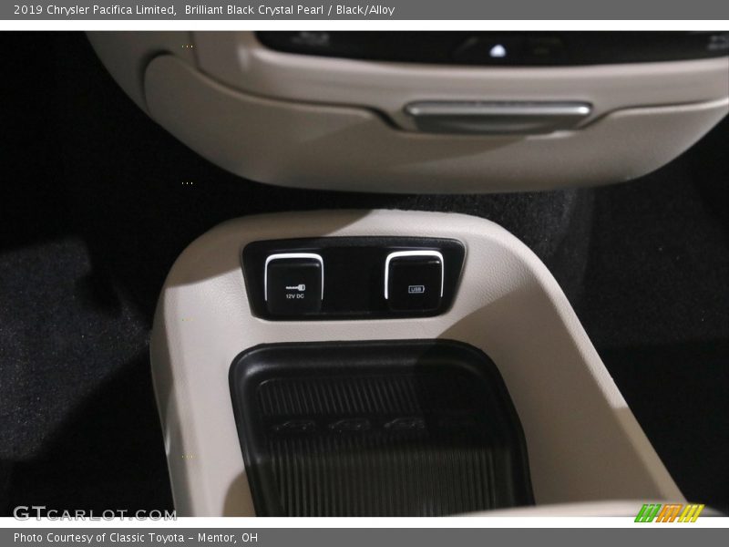 Brilliant Black Crystal Pearl / Black/Alloy 2019 Chrysler Pacifica Limited