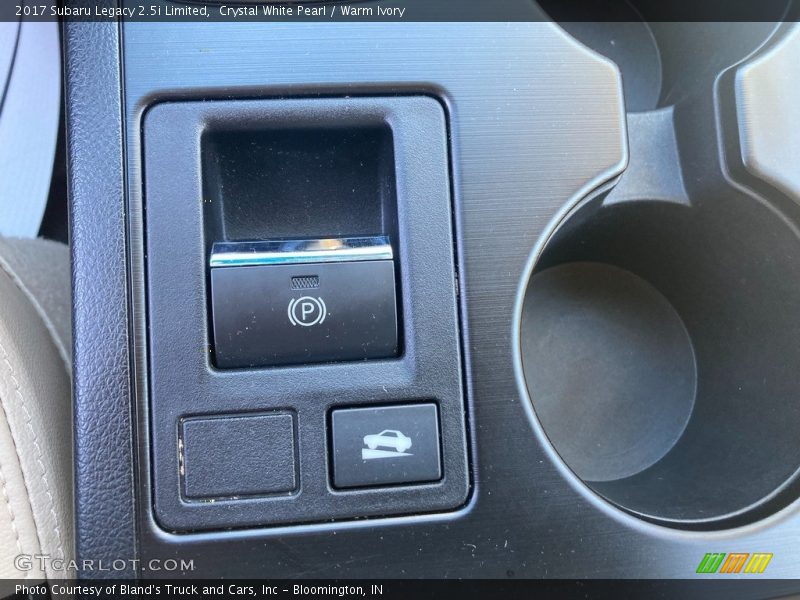 Crystal White Pearl / Warm Ivory 2017 Subaru Legacy 2.5i Limited