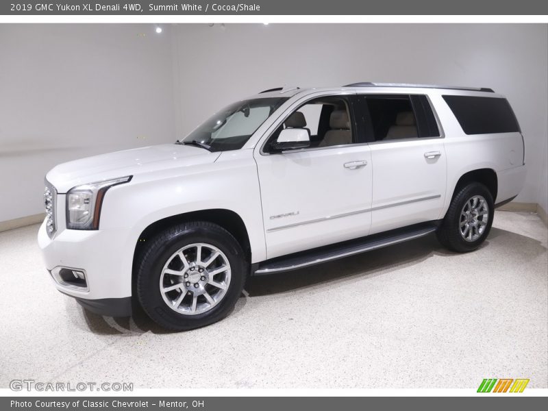 Front 3/4 View of 2019 Yukon XL Denali 4WD