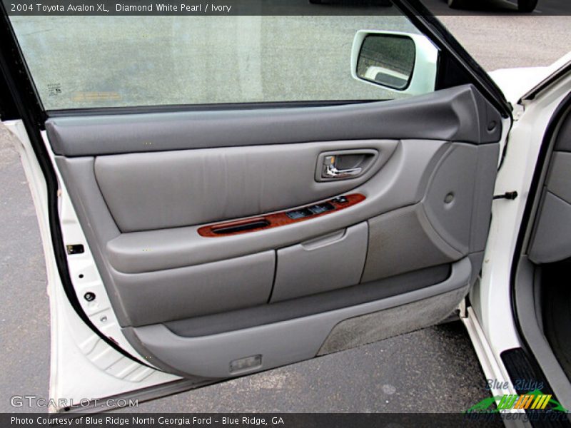 Diamond White Pearl / Ivory 2004 Toyota Avalon XL