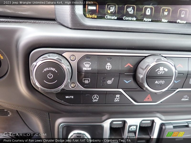 Controls of 2023 Wrangler Unlimited Sahara 4x4