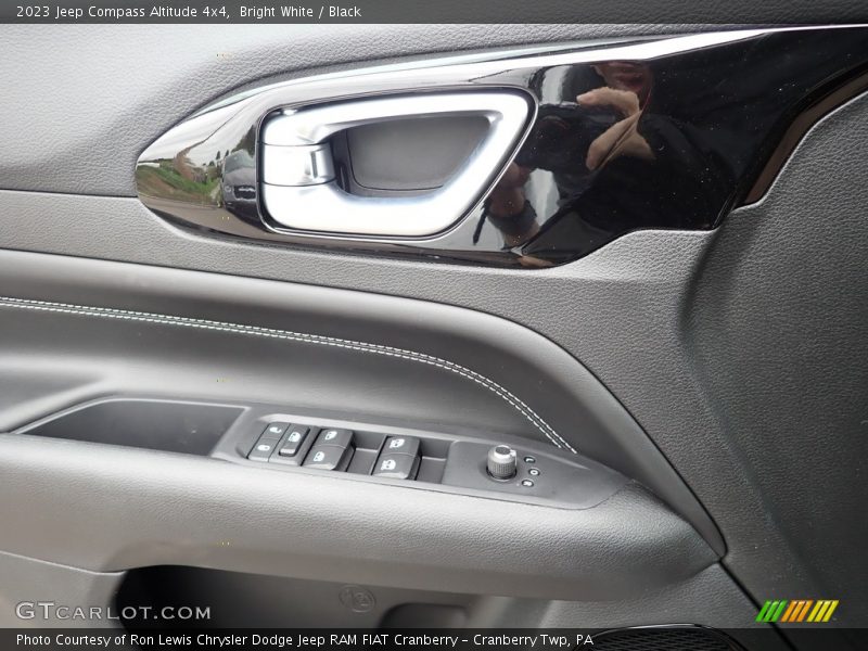 Bright White / Black 2023 Jeep Compass Altitude 4x4