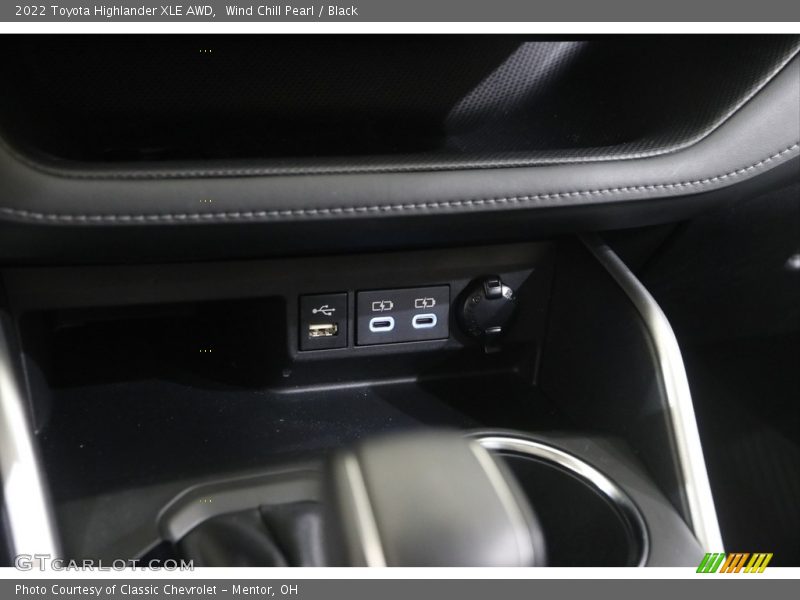 Wind Chill Pearl / Black 2022 Toyota Highlander XLE AWD