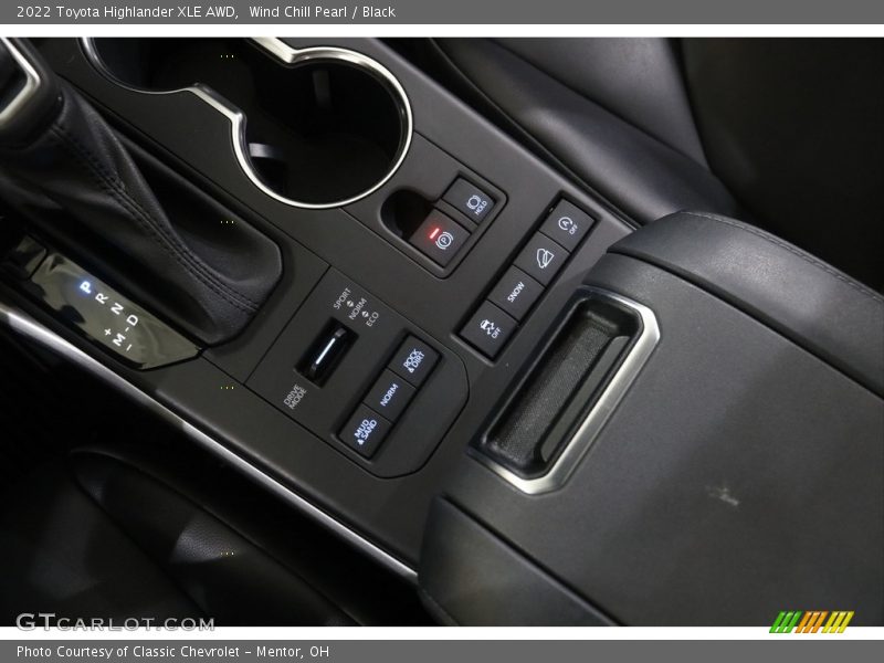 Wind Chill Pearl / Black 2022 Toyota Highlander XLE AWD