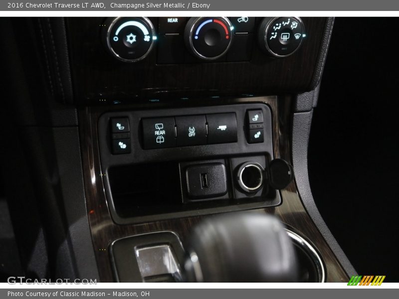 Champagne Silver Metallic / Ebony 2016 Chevrolet Traverse LT AWD