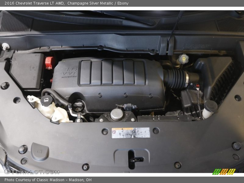 Champagne Silver Metallic / Ebony 2016 Chevrolet Traverse LT AWD