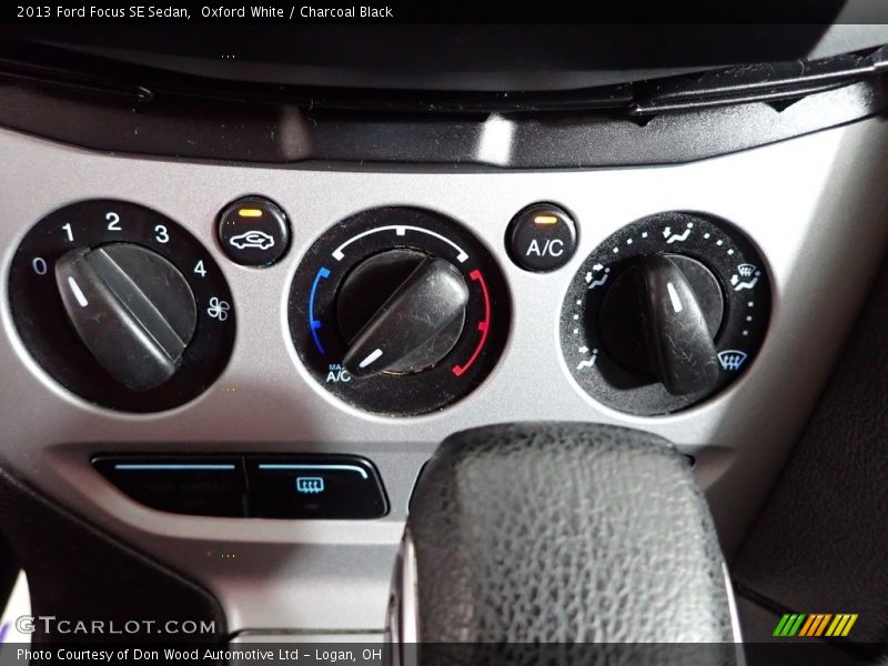 Oxford White / Charcoal Black 2013 Ford Focus SE Sedan