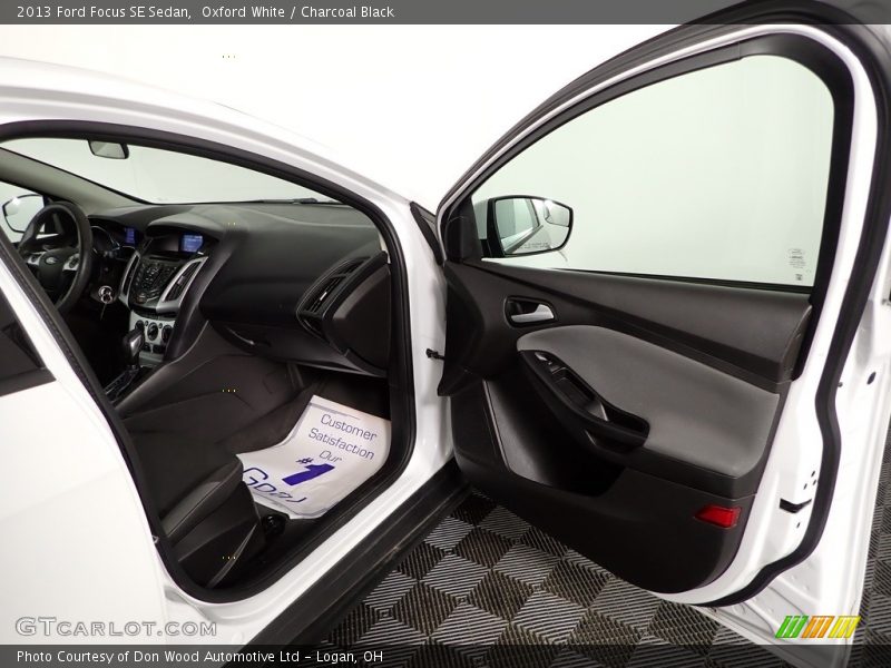 Oxford White / Charcoal Black 2013 Ford Focus SE Sedan