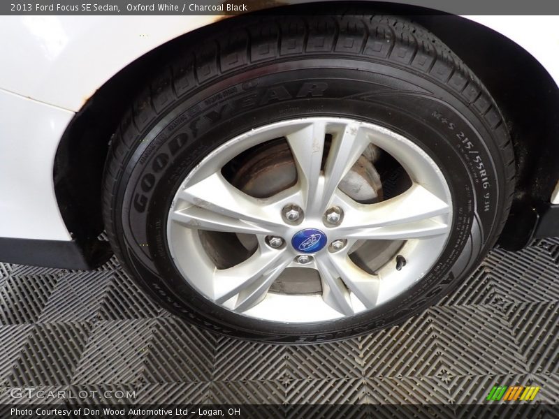 Oxford White / Charcoal Black 2013 Ford Focus SE Sedan