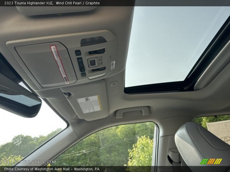 Wind Chill Pearl / Graphite 2023 Toyota Highlander XLE
