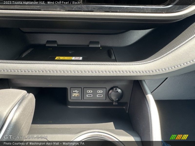Wind Chill Pearl / Black 2023 Toyota Highlander XLE
