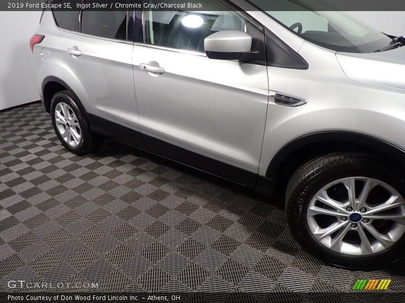 Ingot Silver / Chromite Gray/Charcoal Black 2019 Ford Escape SE