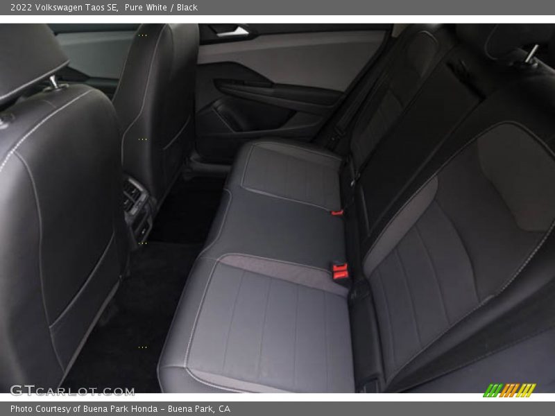 Pure White / Black 2022 Volkswagen Taos SE