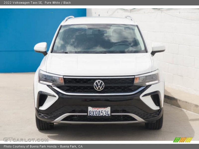 Pure White / Black 2022 Volkswagen Taos SE