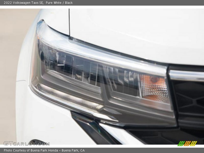 Pure White / Black 2022 Volkswagen Taos SE