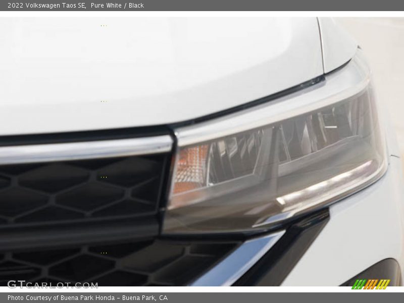 Pure White / Black 2022 Volkswagen Taos SE