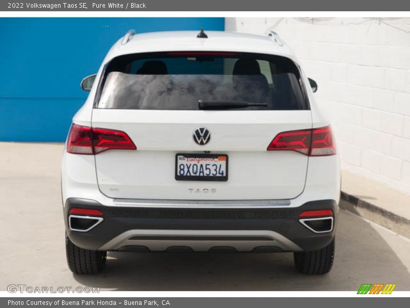 Pure White / Black 2022 Volkswagen Taos SE