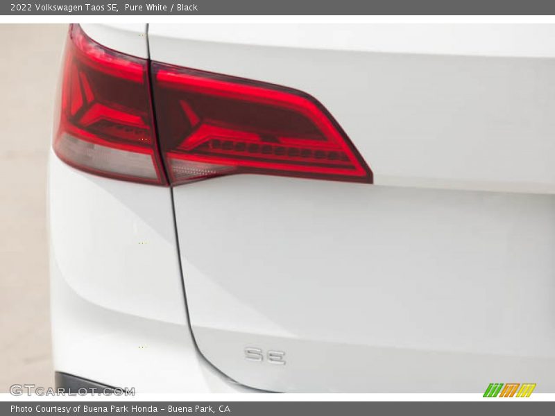 Pure White / Black 2022 Volkswagen Taos SE