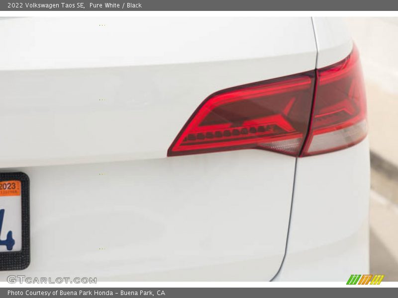 Pure White / Black 2022 Volkswagen Taos SE