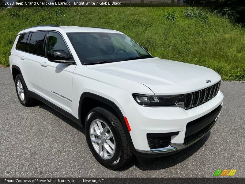 Front 3/4 View of 2023 Grand Cherokee L Laredo