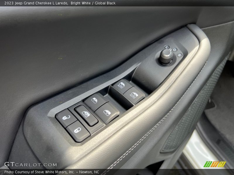 Bright White / Global Black 2023 Jeep Grand Cherokee L Laredo