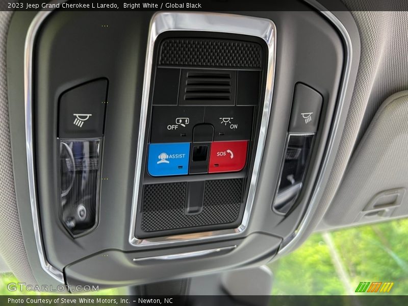 Bright White / Global Black 2023 Jeep Grand Cherokee L Laredo