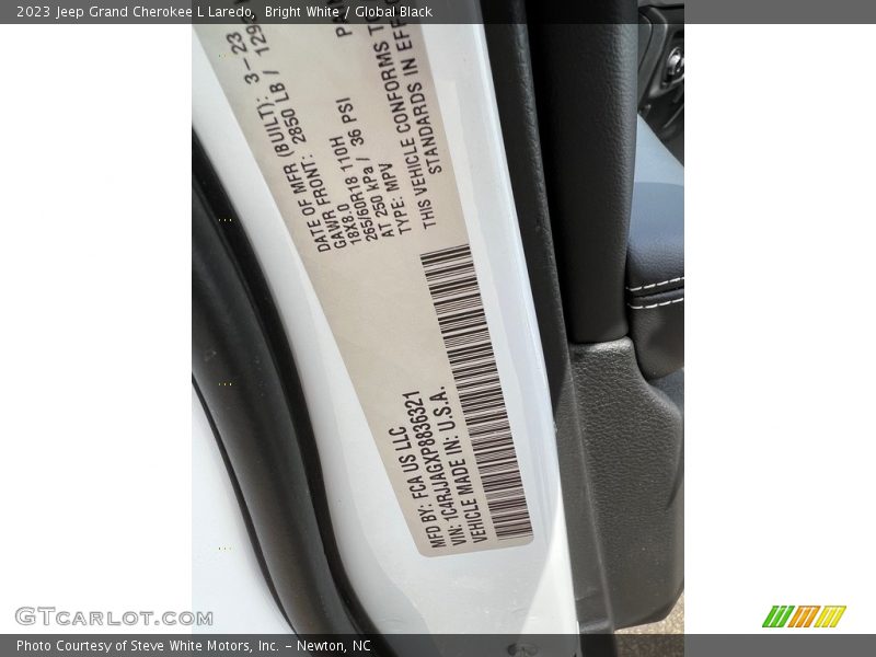 Bright White / Global Black 2023 Jeep Grand Cherokee L Laredo