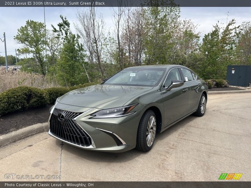 Front 3/4 View of 2023 ES 300h Ultra Luxury