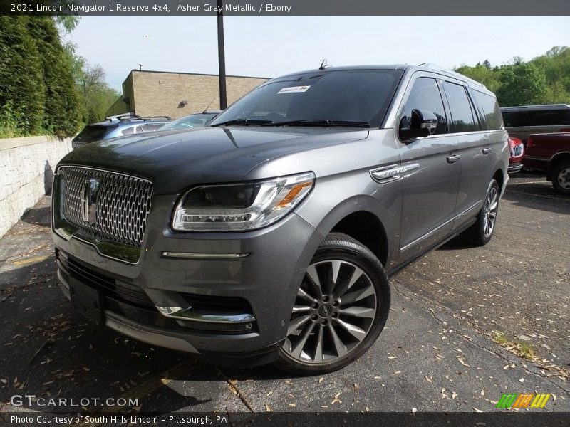 Front 3/4 View of 2021 Navigator L Reserve 4x4