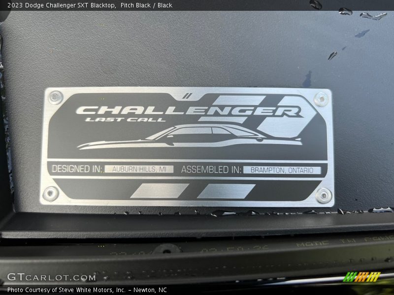  2023 Challenger SXT Blacktop Logo