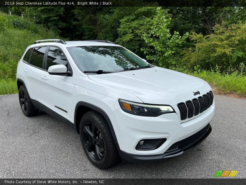 Front 3/4 View of 2019 Cherokee Latitude Plus 4x4