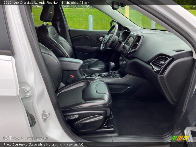 Front Seat of 2019 Cherokee Latitude Plus 4x4